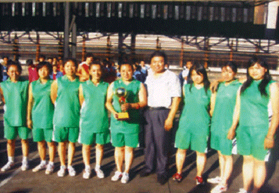 女子篮球队颁奖